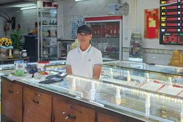 "Mang tiền về cho vợ" sắm Tết, chồng tra tay vào còng