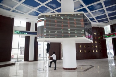 Nhà đầu tư "khóc thét" khi sàn chứng khoán tắc nghẽn vì tiền quá nhiều