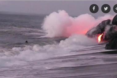 “Thánh liều” cố bơi đến điểm phun trào nham thạch để chụp ảnh tự sướng