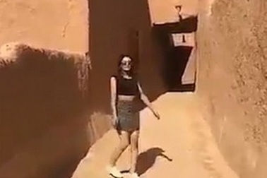 Cô gái mặc váy ngắn - áo crop top ra đường "gây sốt" ở Ả rập Saudi