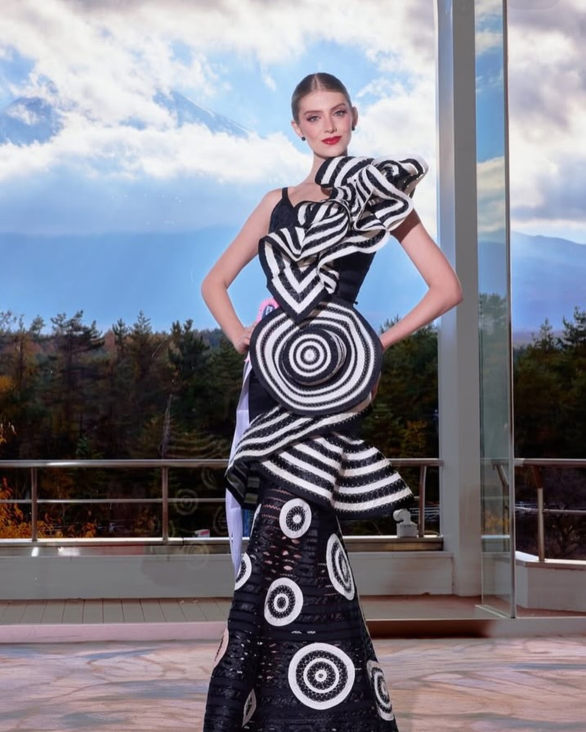 Nhan sắc ngọt ngào như búp bê của tân Hoa hậu Quốc tế - 5