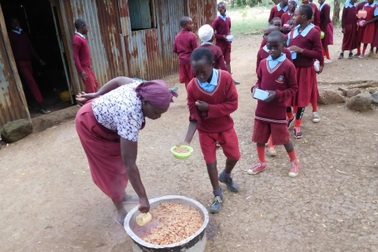 Nhận "nuôi em" ở Kenya, nhà hảo tâm bị yêu cầu đóng tiền cho năm học cũ