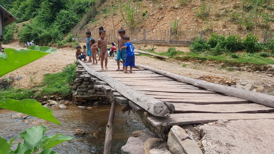 Khánh thành cây cầu mơ ước thứ 17, nâng bước chân bà con dân bản Na Kho - 3 Khánh thành cây cầu mơ ước thứ 17, nâng bước chân bà con dân bản Na Kho - 3