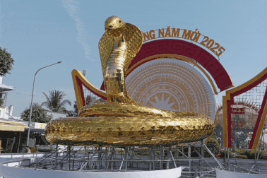 Linh vật rắn vàng rực đón Tết Ất Tỵ 2025 ở xứ công tử Bạc Liêu