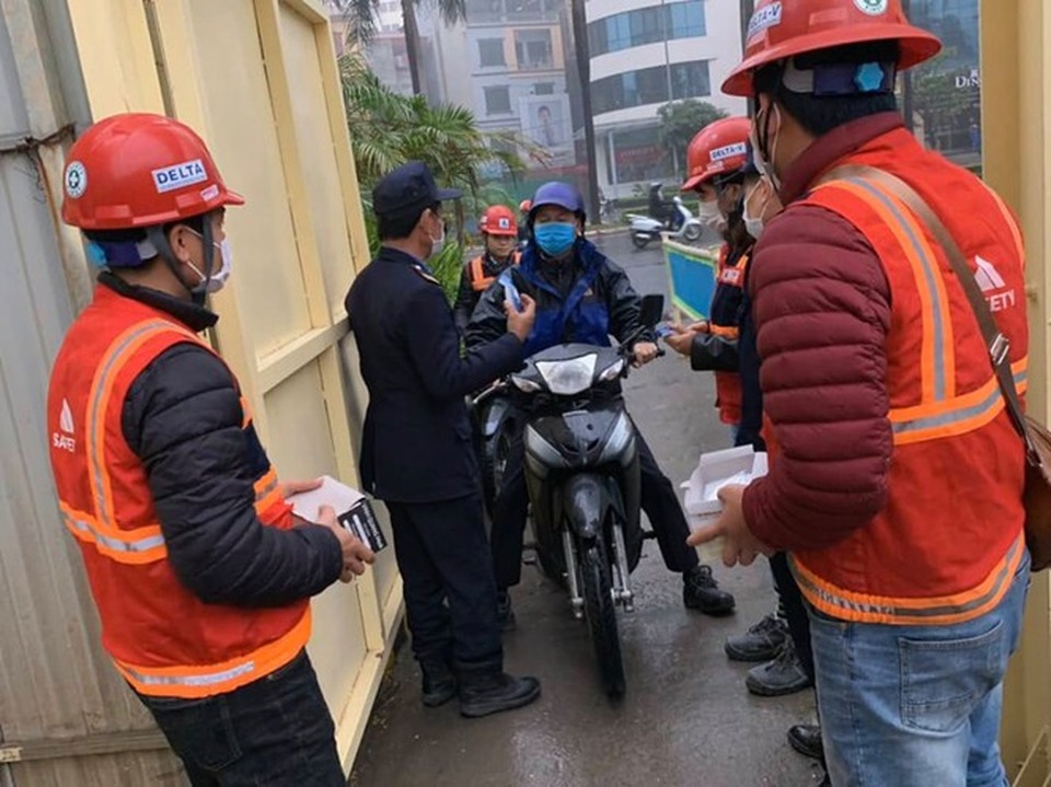 Công trường xây dựng Hà Nội đo thân nhiệt, phát khẩu trang cho công nhân - 3 Công trường xây dựng Hà Nội đo thân nhiệt, phát khẩu trang cho công nhân - 3