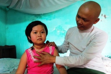 Hai cha con cùng chống chọi với bệnh ung thư