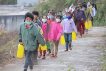 Thầy trò chắt chiu từng giọt nước trên vùng biên Tả Gia Khâu