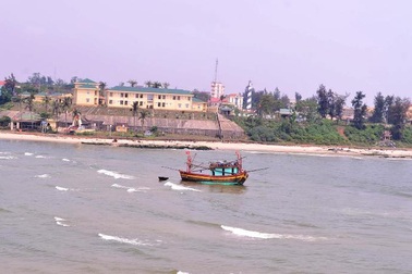 Cửa biển bị bồi lấp, ngư dân bất lực nhìn tàu mắc cạn