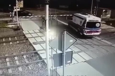 Khoảnh khắc tàu hỏa lao trúng ô tô cố tình vượt rào chắn