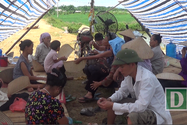 Hà Nội: Người dân dựng lều ăn ngủ dưới chân núi, phản đối xây nhà máy rác