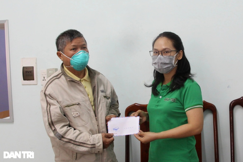 Trao tặng 50 triệu đồng gia đình có công ở miền Trung - Tây Nguyên - 3 Trao tặng 50 triệu đồng gia đình có công ở miền Trung - Tây Nguyên - 3