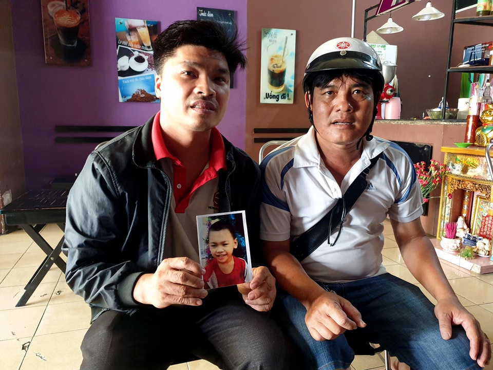 Vụ bé trai bị cuốn xuống cống: Cha ôm ảnh đi nhờ “hiệp sĩ” tìm con! - 1 Vụ bé trai bị cuốn xuống cống: Cha ôm ảnh đi nhờ “hiệp sĩ” tìm con! - 1