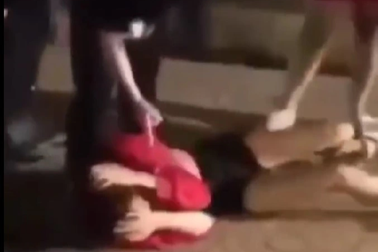 Hạ hạnh kiểm 2 học sinh có liên quan đến vụ đánh và lột đồ một thiếu nữ