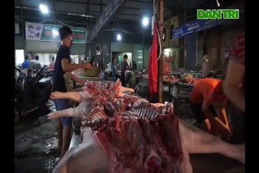 Giảm lượng nhập 1 nửa, thịt lợn vẫn ế phải xả cho nhà hàng