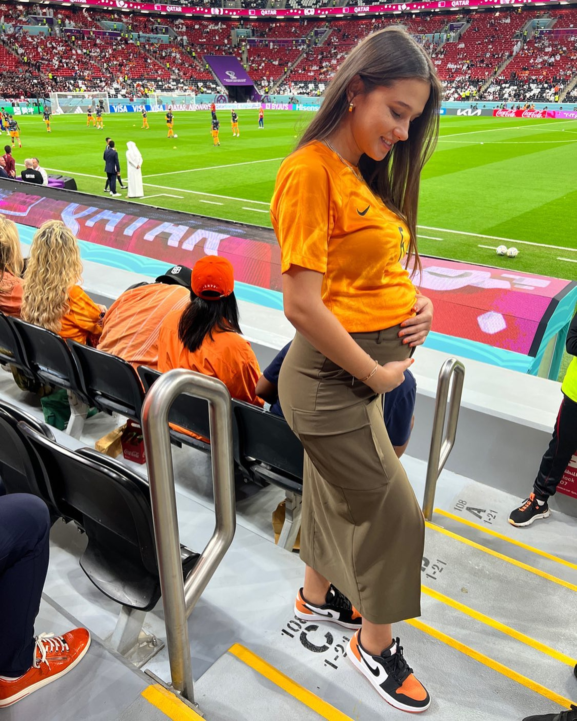 Dàn WAGs gợi cảm khiến tuyển thủ cơn lốc màu da cam say đắm - 24 Dàn WAGs gợi cảm khiến tuyển thủ cơn lốc màu da cam say đắm - 24