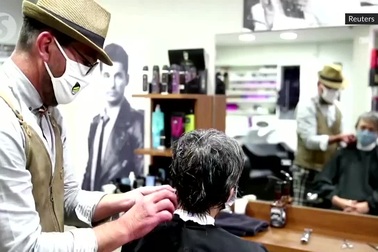 Tiệm cắt tóc mở cửa lúc nửa đêm