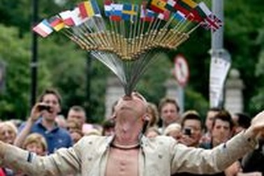 Bị bắt giữ vì biểu diễn "nuốt kiếm" trước đám đông