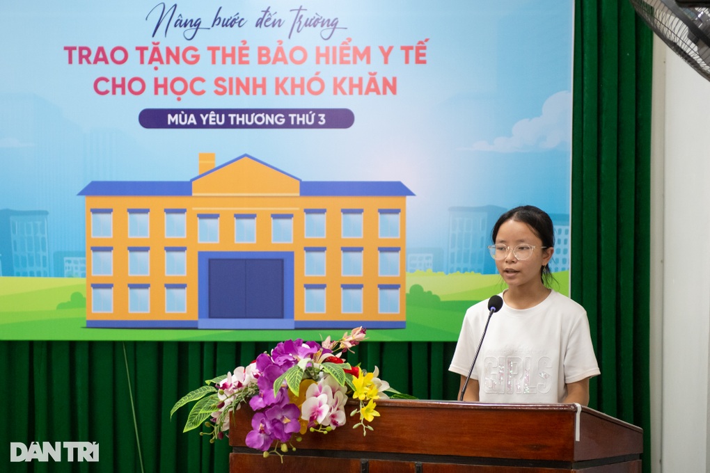 Xúc động ngày trao thẻ BHYT tới tay học sinh khó khăn tại Hà Nội - 8 Xúc động ngày trao thẻ BHYT tới tay học sinh khó khăn tại Hà Nội - 8