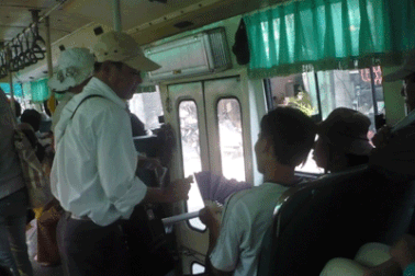 TPHCM: Hàng rong “tấp nập” trên… xe buýt