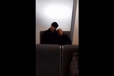 Khoảnh khắc HLV Park Hang Seo kéo vai hậu vệ Trọng Đại để... ngủ