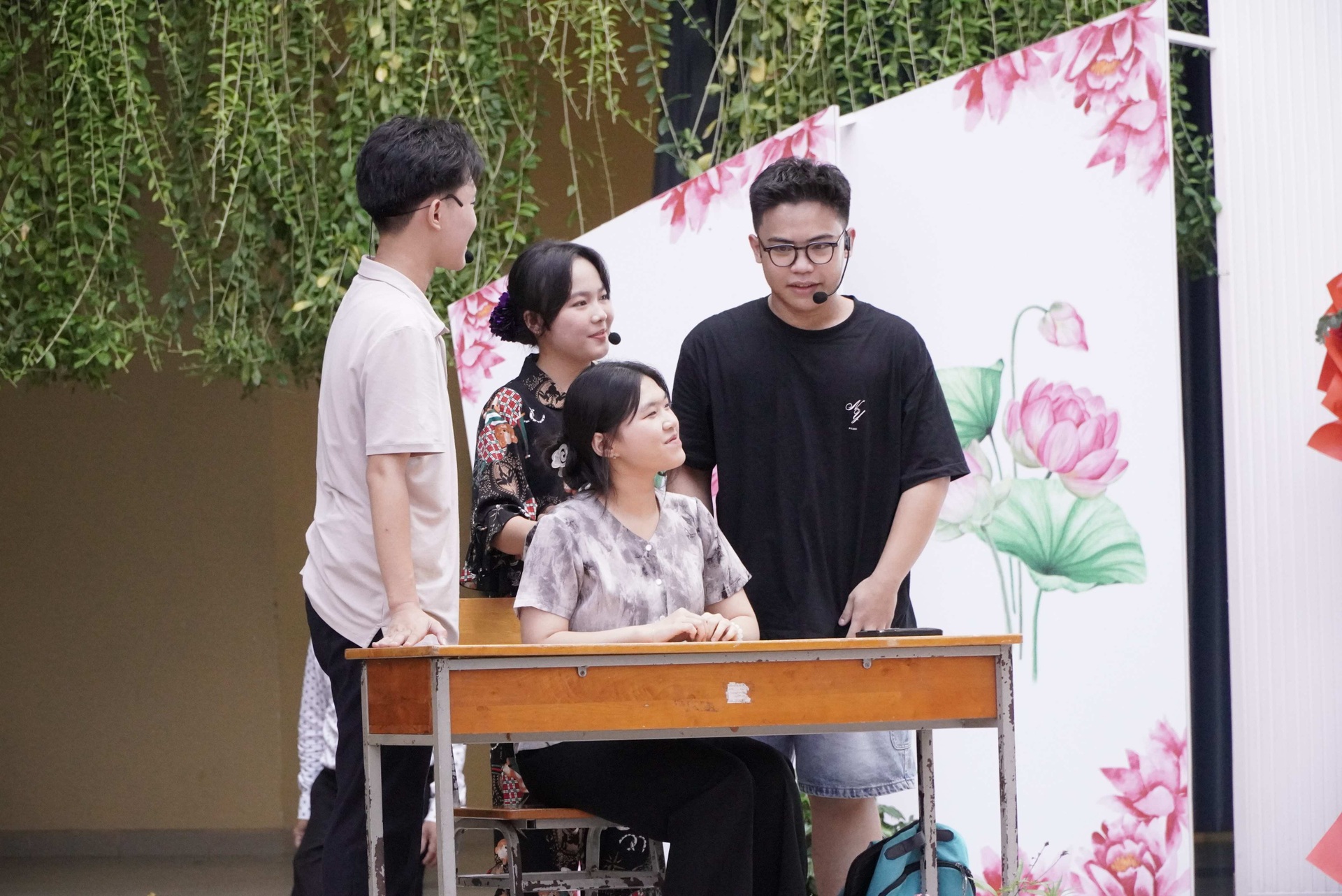 12학년 여학생, 감사식에서 눈물 터뜨려: 더 이상 혼자 있고 싶지 않아요... - 8 Nữ sinh lớp 12 bật khóc trong lễ tri ân: Em không muốn đơn độc nữa... - 8