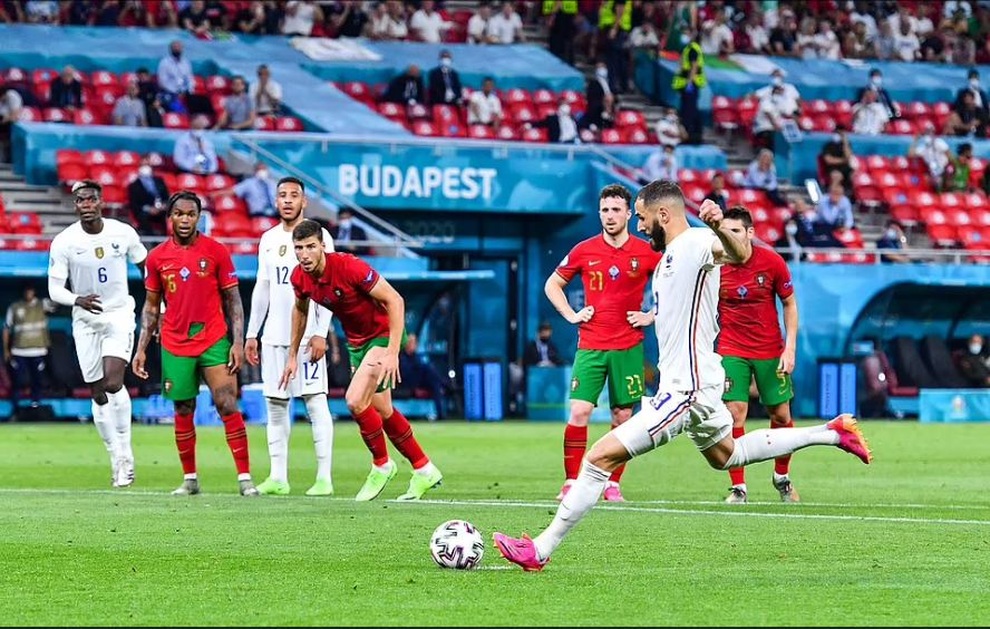 C.Ronaldo bị ném nguyên chai nước ngọt khi ăn mừng bàn thắng - 8 C.Ronaldo bị ném nguyên chai nước ngọt khi ăn mừng bàn thắng - 8