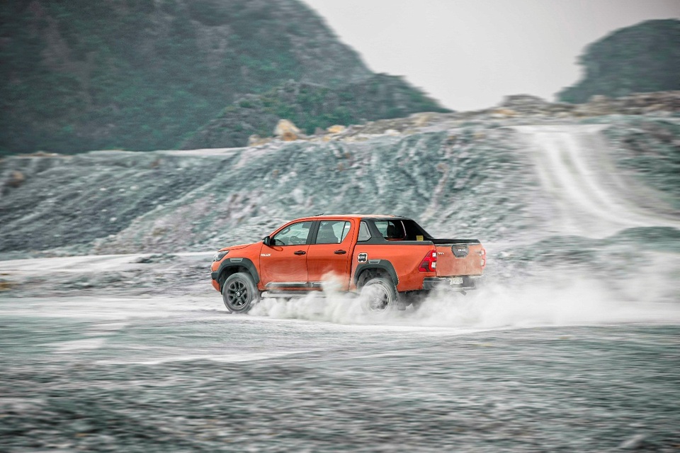 Toyota Hilux 2020 - thay đổi quan niệm về một chiếc xe bán tải - 2 Toyota Hilux 2020 - thay đổi quan niệm về một chiếc xe bán tải - 2