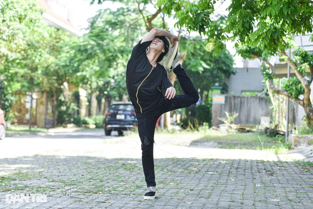 Dị nhân không xương ở Hà Nội, mất vài giây lật ngược cổ, vai - 7 Dị nhân không xương ở Hà Nội, mất vài giây lật ngược cổ, vai - 7