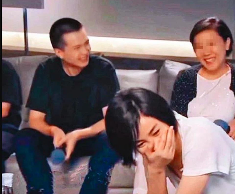 Vương Phi rạng rỡ đón năm mới bên tình trẻ tin đồn - 6 Vương Phi rạng rỡ đón năm mới bên tình trẻ tin đồn - 6