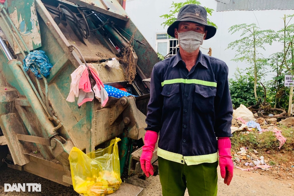 Công nhân vệ sinh toát mồ hôi thu gom rác thải của F0 - 2 Công nhân vệ sinh toát mồ hôi thu gom rác thải của F0 - 2