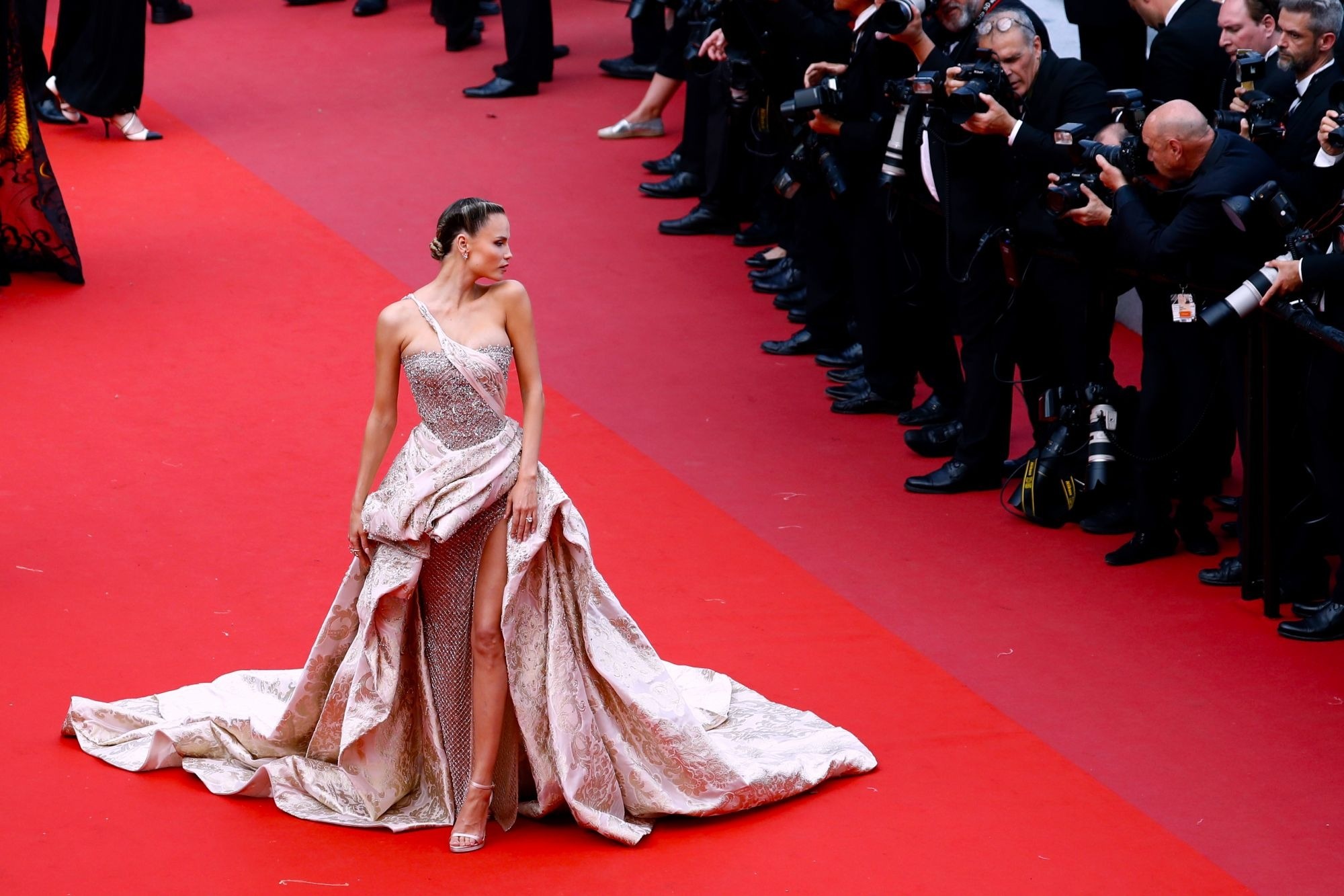 Một động tác thừa trên thảm đỏ ở Cannes đã đủ khiến vị khách bị nhắc nhở