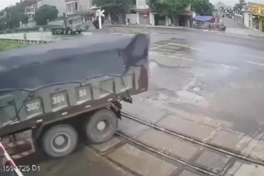 Xe tải tông gãy rào chắn, cố tình vượt qua đường sắt khi tàu sắp đến
