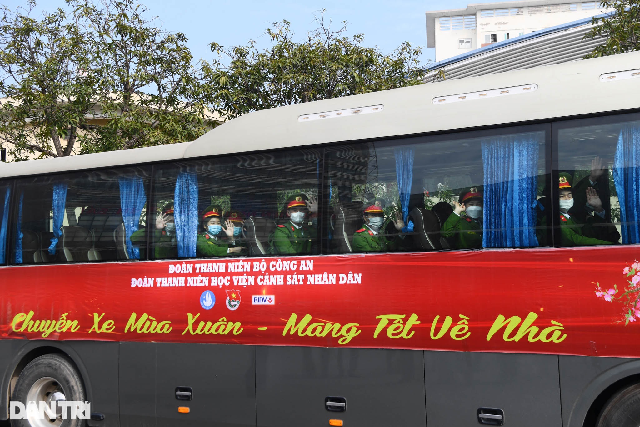 Chuyến xe mùa xuân đưa 300 học viên HV Cảnh sát nhân dân về quê đón Tết - 8 Chuyến xe mùa xuân đưa 300 học viên HV Cảnh sát nhân dân về quê đón Tết - 8