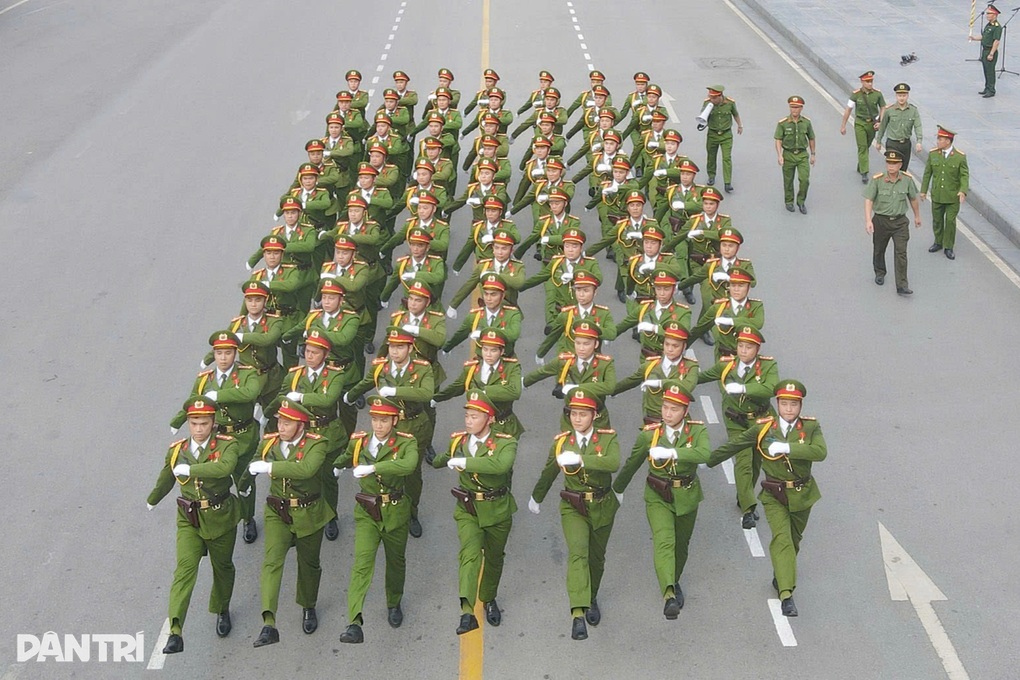 Hợp luyện duyệt đội ngũ và diễu hành mừng 70 năm Ngày Giải phóng Hải Phòng - 2 Hợp luyện duyệt đội ngũ và diễu hành mừng 70 năm Ngày Giải phóng Hải Phòng - 2