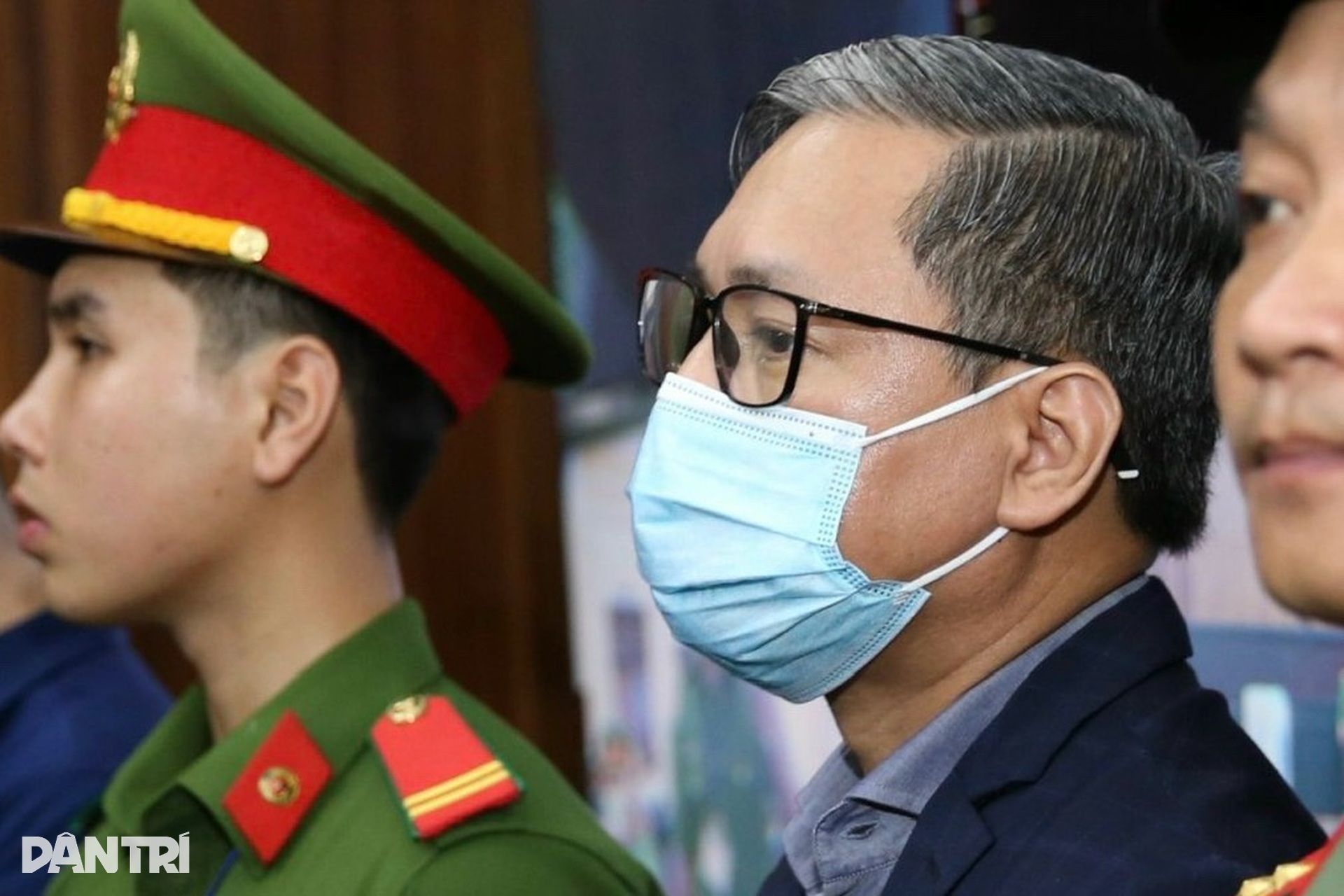 Bị cáo Trương Mỹ Lan đeo kính đen rời tòa sau ngày xét xử đầu tiên - 12 Bị cáo Trương Mỹ Lan đeo kính đen rời tòa sau ngày xét xử đầu tiên - 12