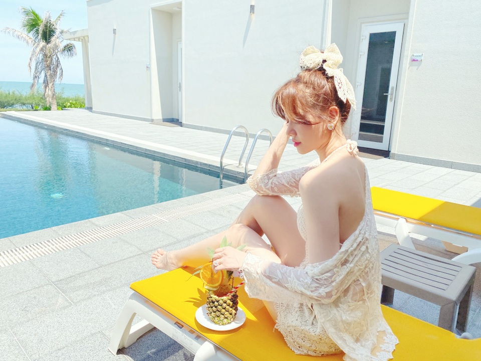 Hari Won diện áo tắm khoe sắc vóc nóng bỏng ở tuổi 35 - 4 Hari Won diện áo tắm khoe sắc vóc nóng bỏng ở tuổi 35 - 4