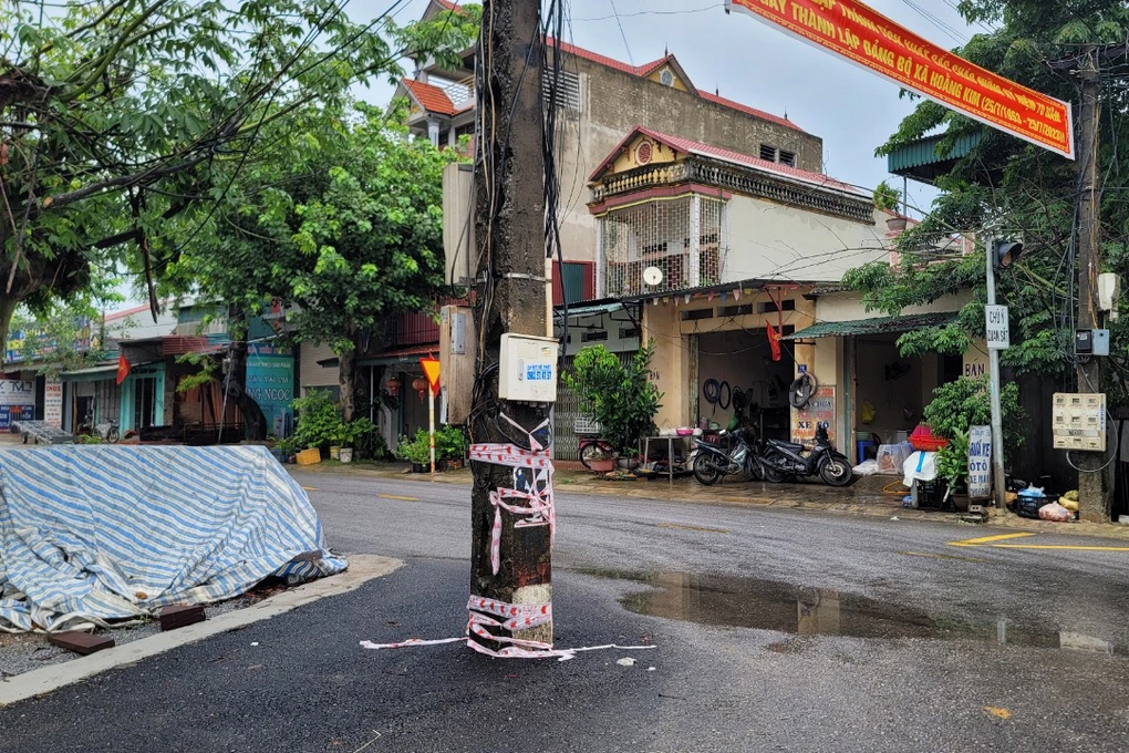Cột điện đứng giữa tim đường khiến một thanh niên tử nạn - 3 Cột điện đứng giữa tim đường khiến một thanh niên tử nạn - 3