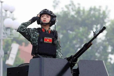 Nữ chiến sĩ xinh đẹp, tự tin đứng trên xe bọc thép trong lễ diễu binh