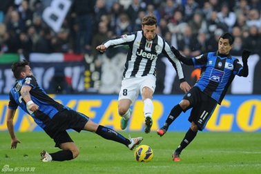 Juventus, AC Milan đồng loạt hủy diệt đội bóng “chiếu dưới”