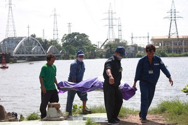 Xác chết phân hủy dưới chân cầu Bình Lợi 