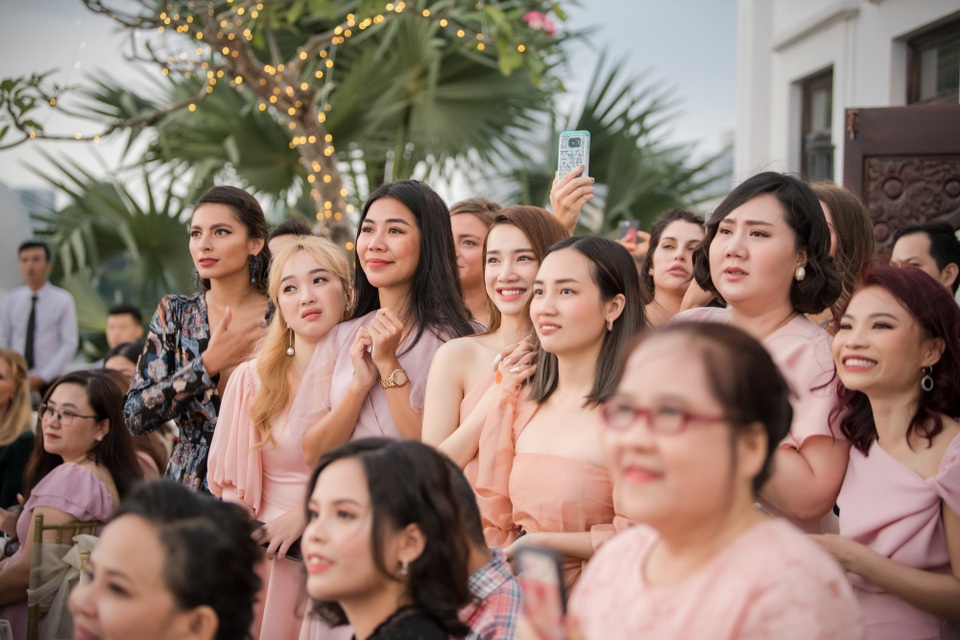 Mẹ chồng Tây tiết lộ bí mật cảm động về ông xã của Hoàng Oanh - 5 Mẹ chồng Tây tiết lộ bí mật cảm động về ông xã của Hoàng Oanh - 5