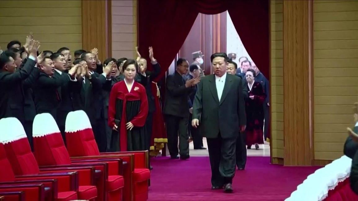 Hình ảnh hiếm hoi của phu nhân ông Kim Jong-un sau nhiều tháng vắng bóng - 1 Hình ảnh hiếm hoi của phu nhân ông Kim Jong-un sau nhiều tháng vắng bóng - 1