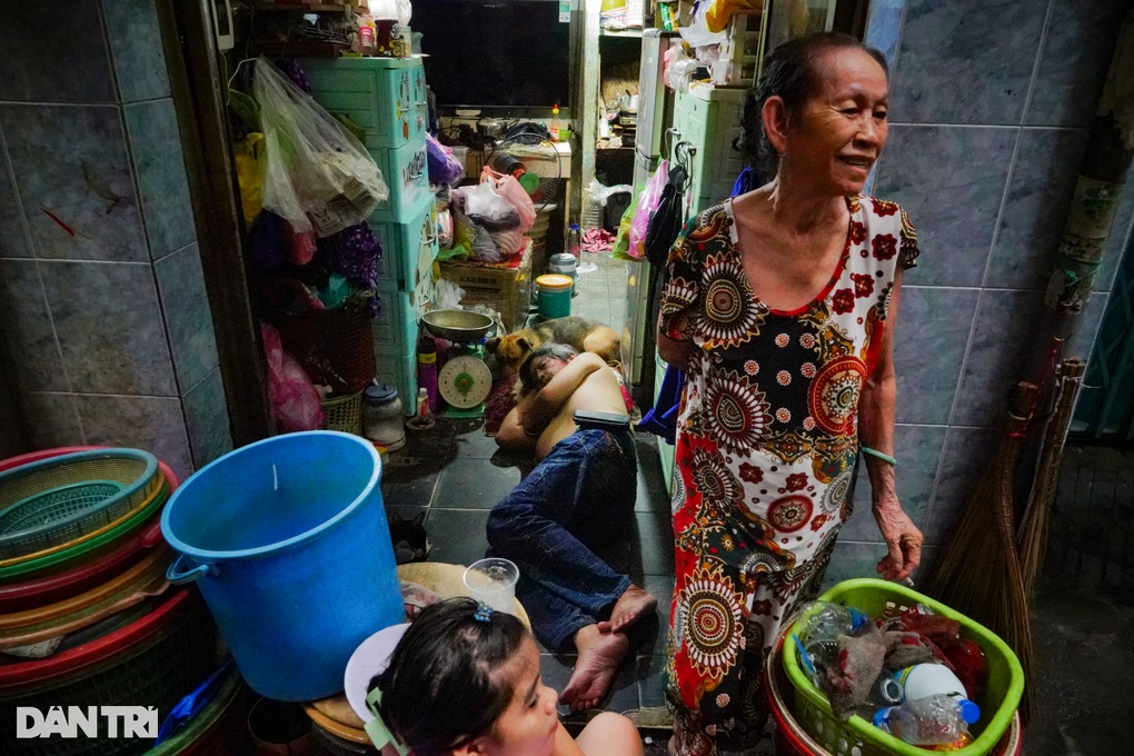 Sống nghèo nơi phồn hoa: Nhà vài m2, vợ chồng thay ca để... ngủ - 1 Sống nghèo nơi phồn hoa: Nhà vài m2, vợ chồng thay ca để... ngủ - 1