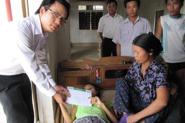 Em Lâm Thị Bích Thủy đón nhận quà bạn đọc 