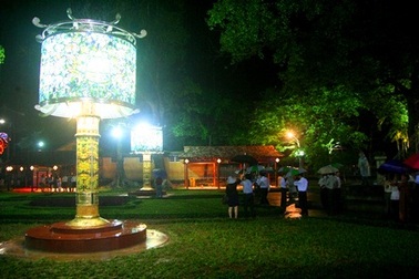 Chiêm ngưỡng cặp đèn kính pháp lam khổng lồ bên sông Hương 