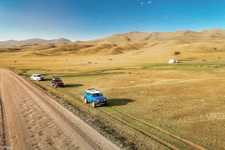Vợ chồng ở Hà Nội tự lái 2.400km, ngủ lều du mục, khám phá Trung Á - 1