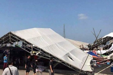 Hàng chục gian hàng tại hội chợ Việt - Trung đổ sập vì lốc xoáy