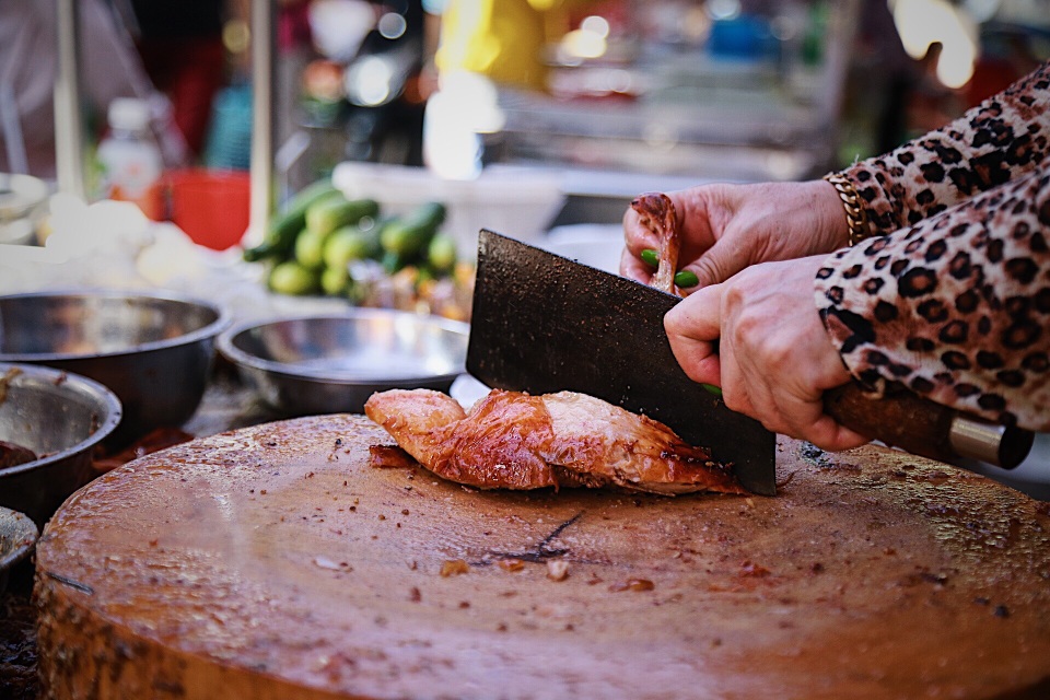 Tiểu thương than trời vì ế vàng mã, heo, vịt trong ngày Rằm tháng 7 - 7 Tiểu thương than trời vì ế vàng mã, heo, vịt trong ngày Rằm tháng 7 - 7