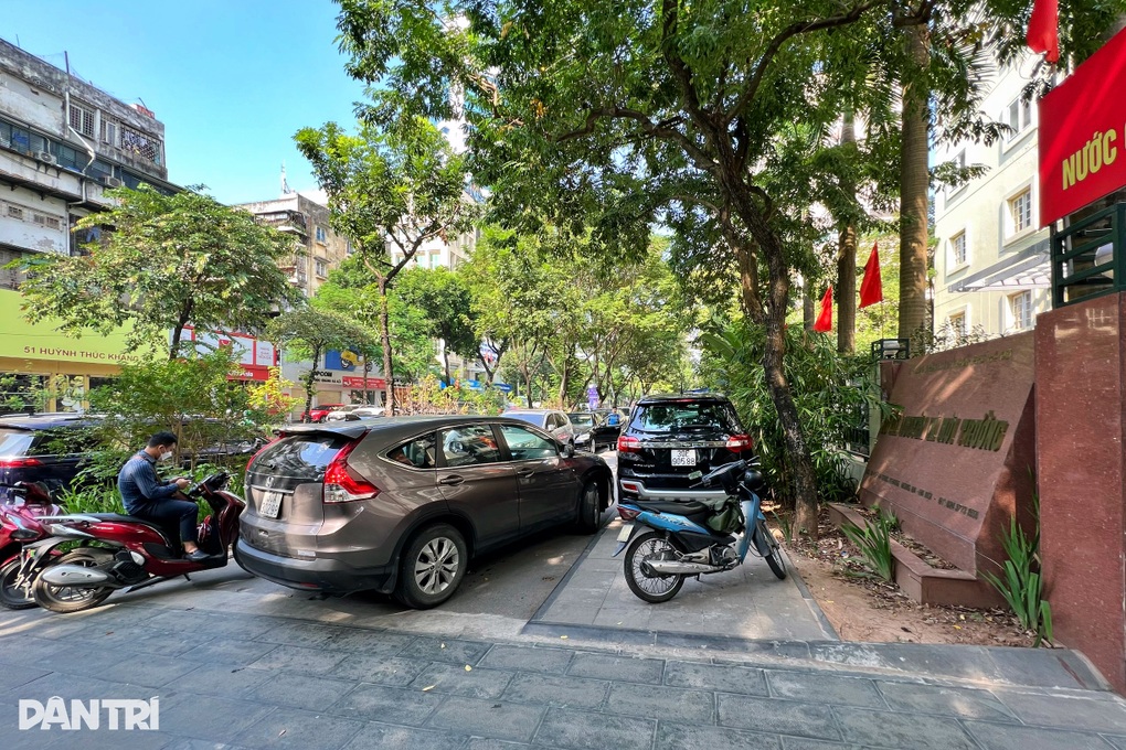Hà Nội: Ô tô quây trụ sở công, đỗ kín lối dành cho người đi bộ - 4 Hà Nội: Ô tô quây trụ sở công, đỗ kín lối dành cho người đi bộ - 4
