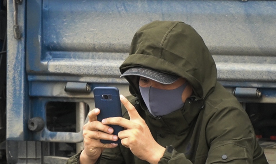 Bị từ chối cho vào thành phố, loạt xe tải nằm chờ giải tỏa hàng tại cao tốc - 8